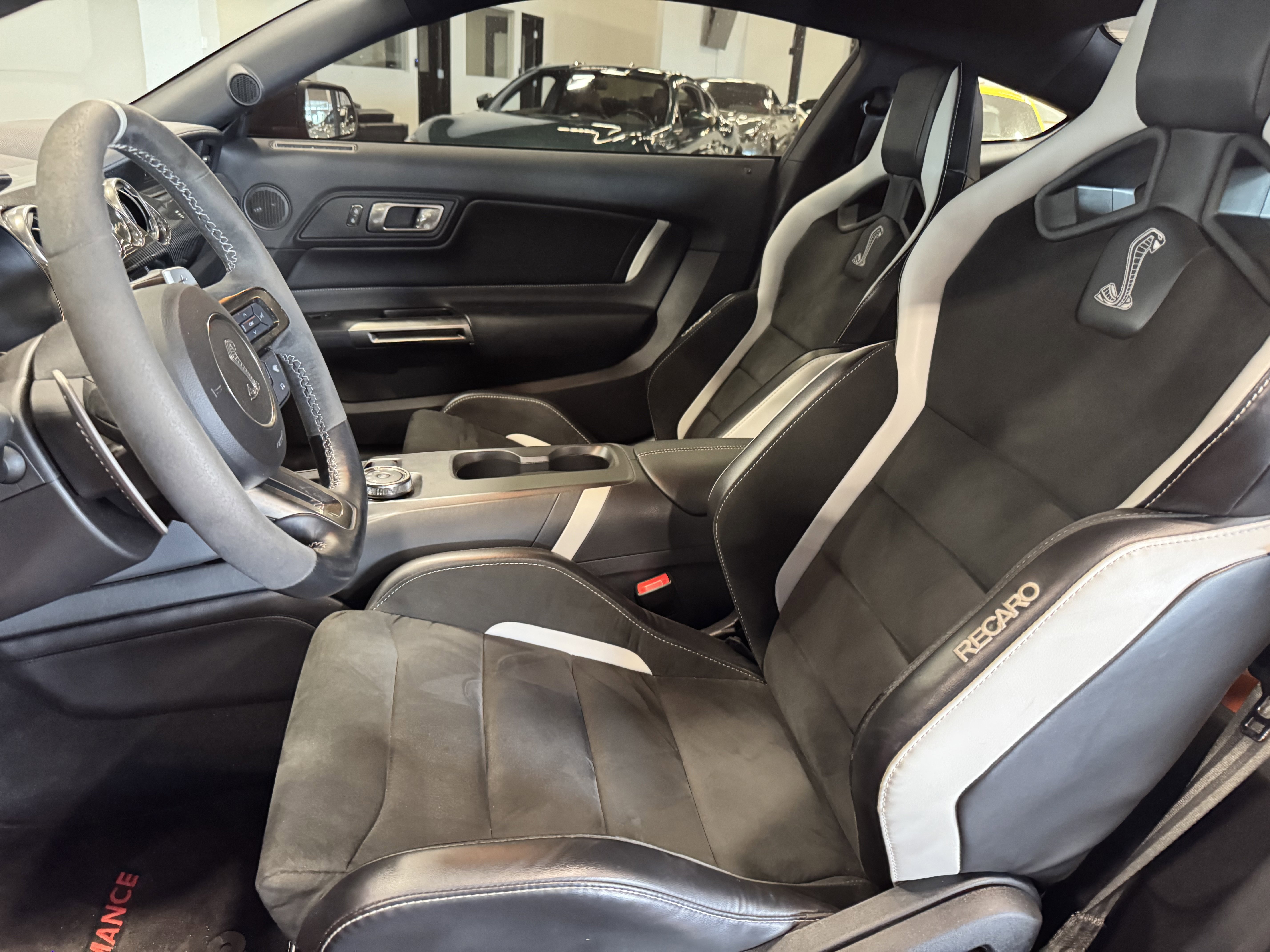 Used 2021 Ford Mustang Shelby GT500 w/ Carbon Fiber Track Pack RWD image 25