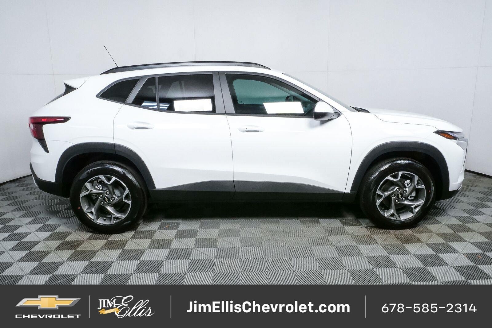 New 2026 Chevrolet Trax LT w/ Sunroof Package FWD image 2