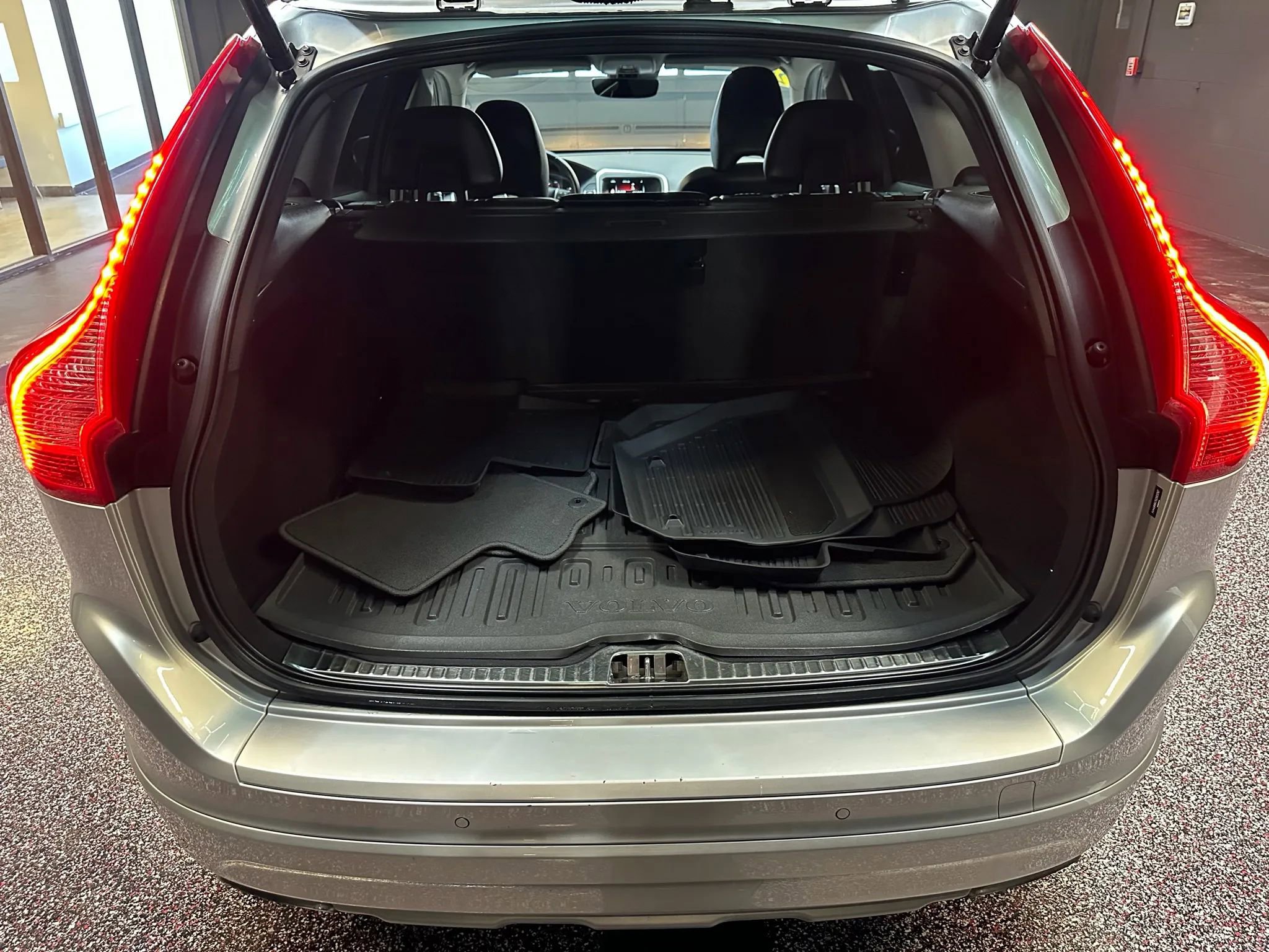 Used 2016 Volvo XC60 T6 w/ Proximity Package image 23