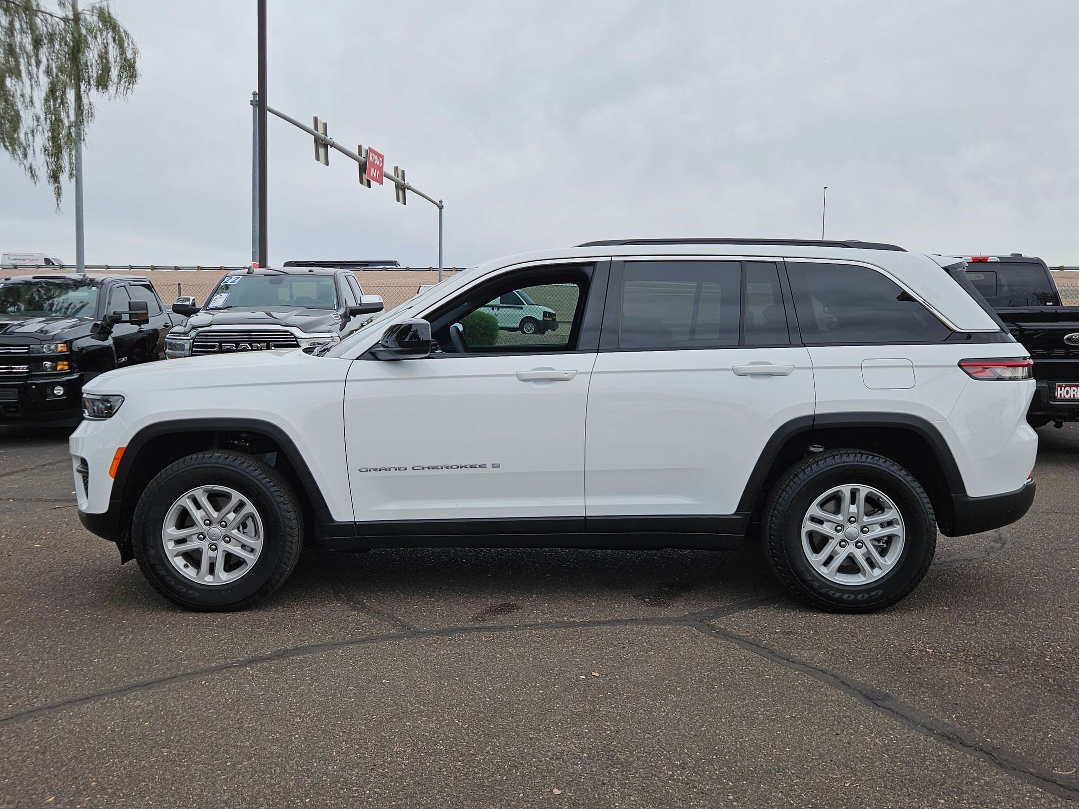 Used 2025 Jeep Grand Cherokee Laredo w/ Trailer Tow Package RWD image 9