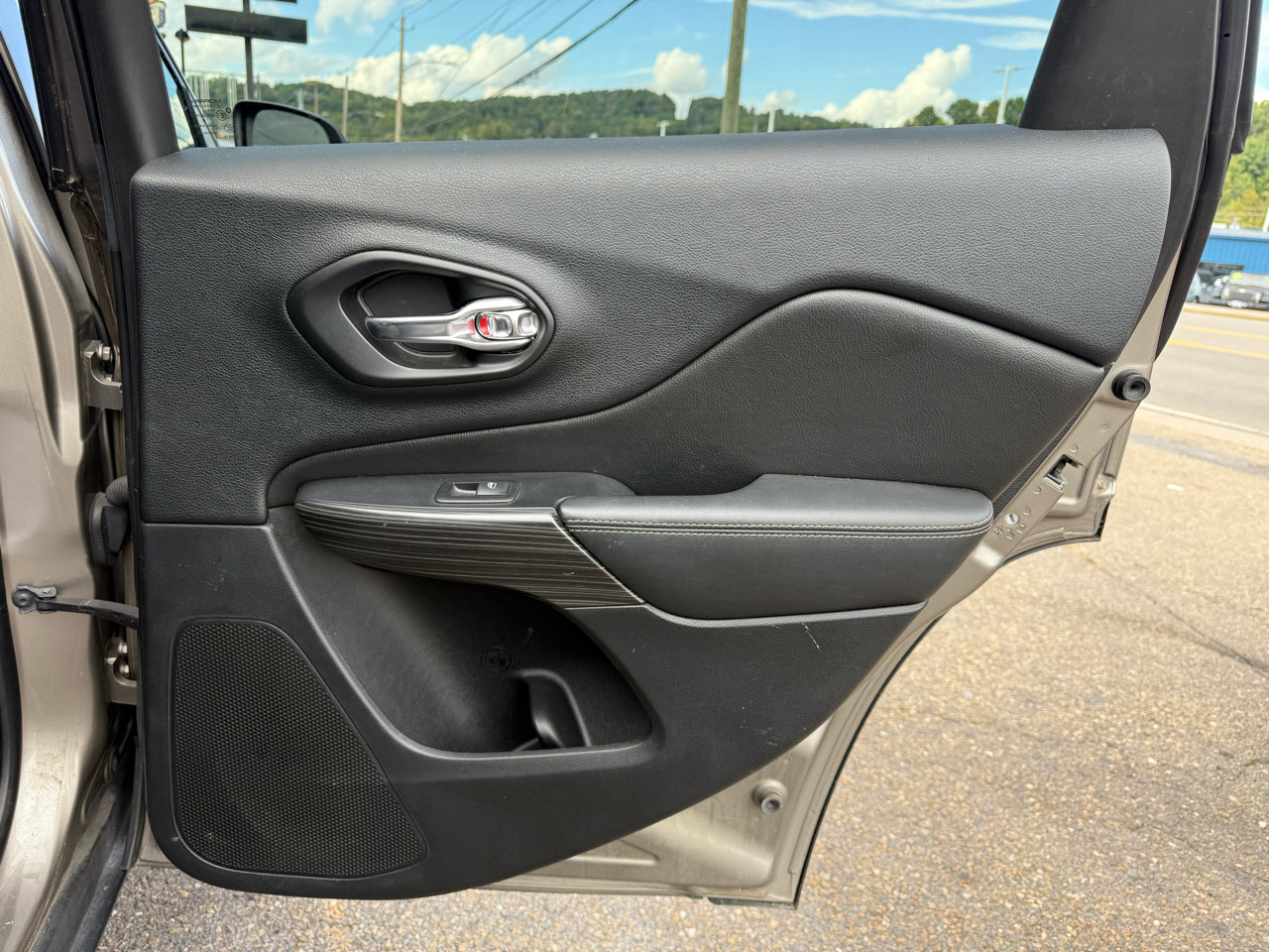 Used 2017 Jeep Cherokee Latitude w/ Safety/Convenience Group image 25