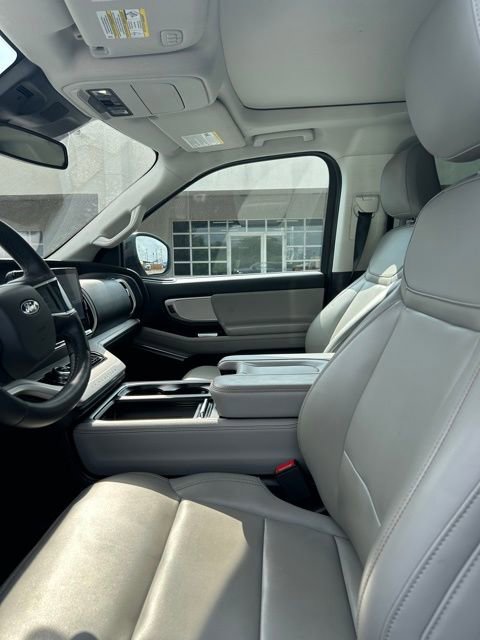Used 2025 Ford Expedition Active RWD image 7