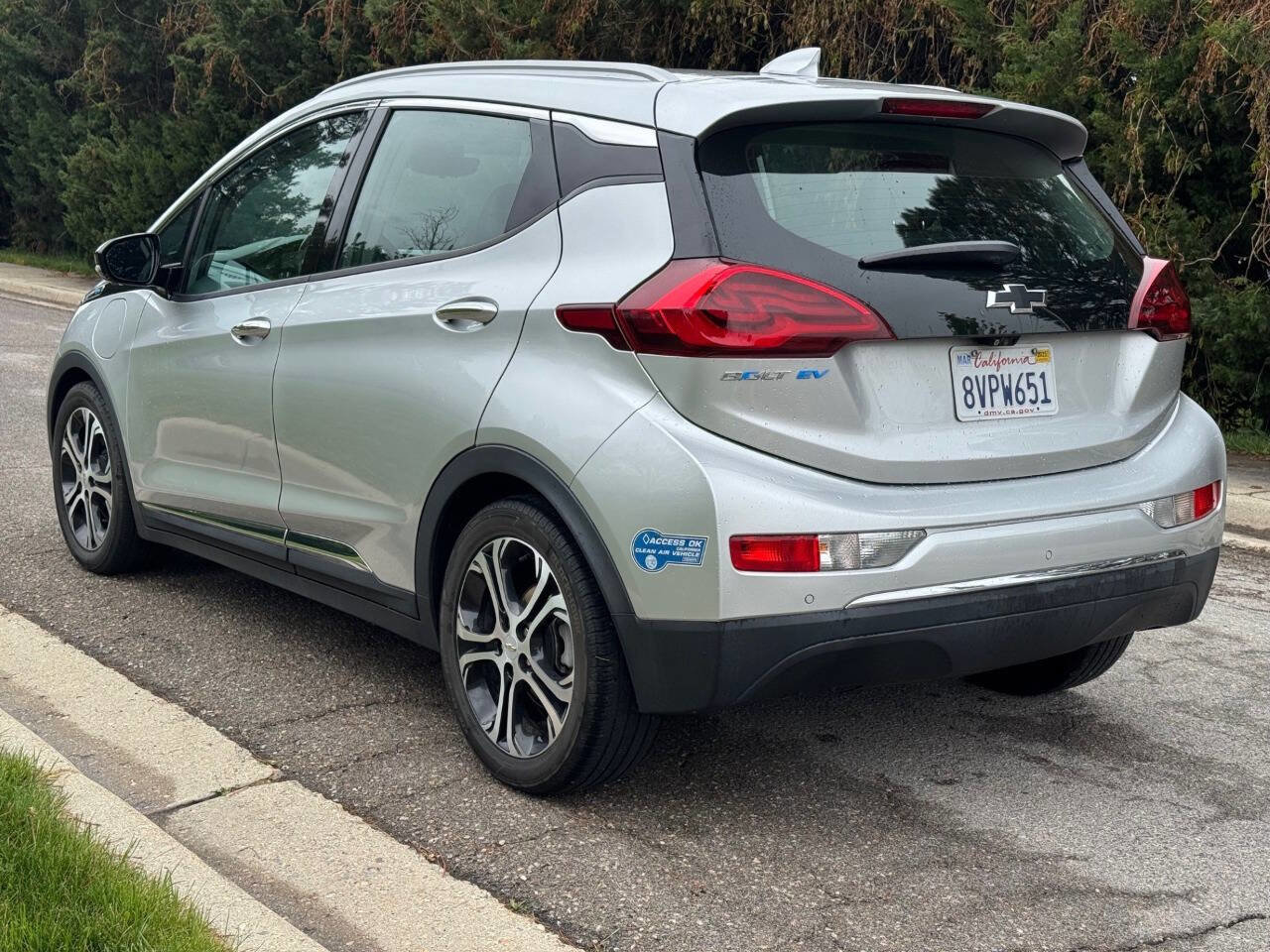 Used 2021 Chevrolet Bolt Premier w/ Infotainment Package FWD image 5