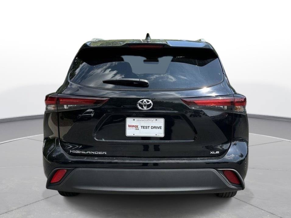 Used 2025 Toyota Highlander XLE FWD image 7