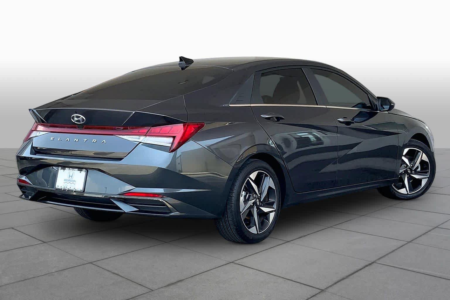 Used 2022 Hyundai Elantra SEL w/ Convenience + Premium Package FWD image 13