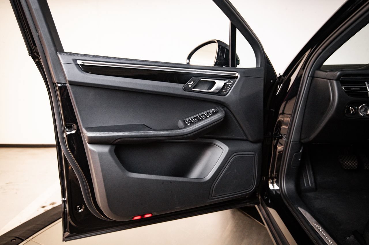 Certified 2023 Porsche Macan S AWD/4WD image 23