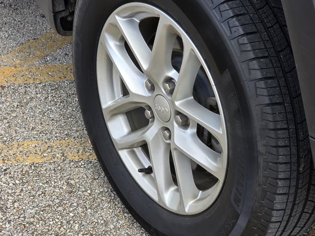 Used 2025 Jeep Grand Cherokee L Laredo RWD image 8