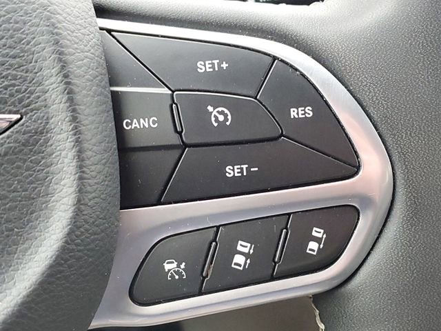Used 2023 Chrysler Pacifica Touring-L FWD image 12