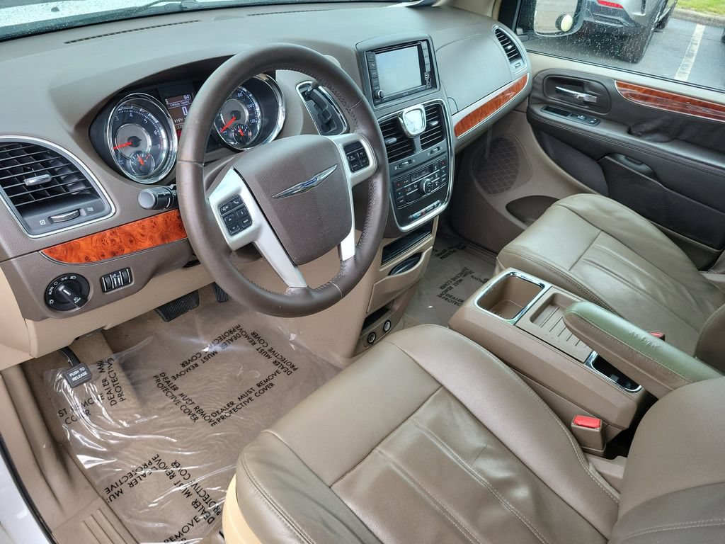 Used 2014 Chrysler Town & Country Touring FWD image 20