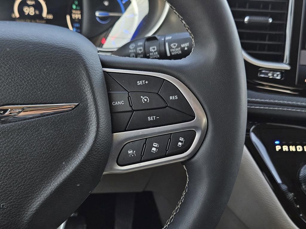 Used 2024 Chrysler Pacifica Select image 12