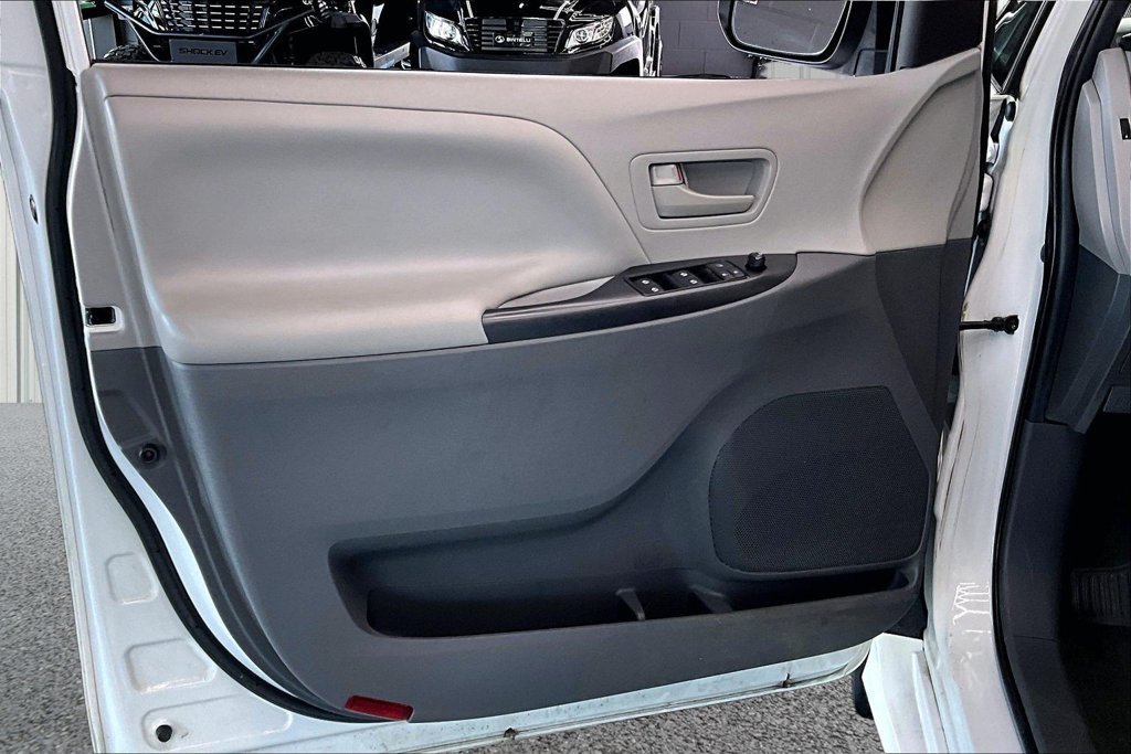 Used 2020 Toyota Sienna L FWD image 19