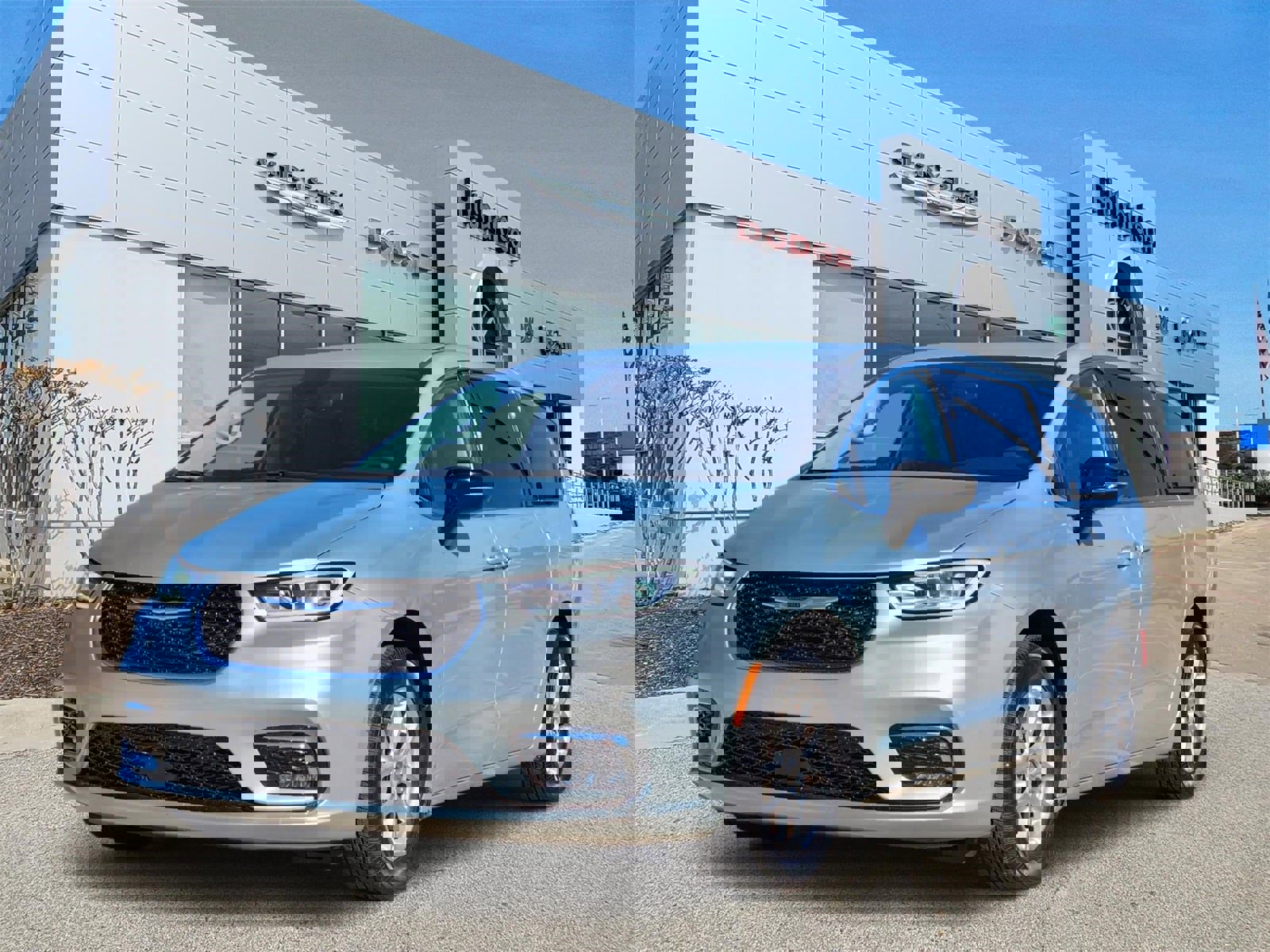 Used 2024 Chrysler Pacifica Touring-L image 2