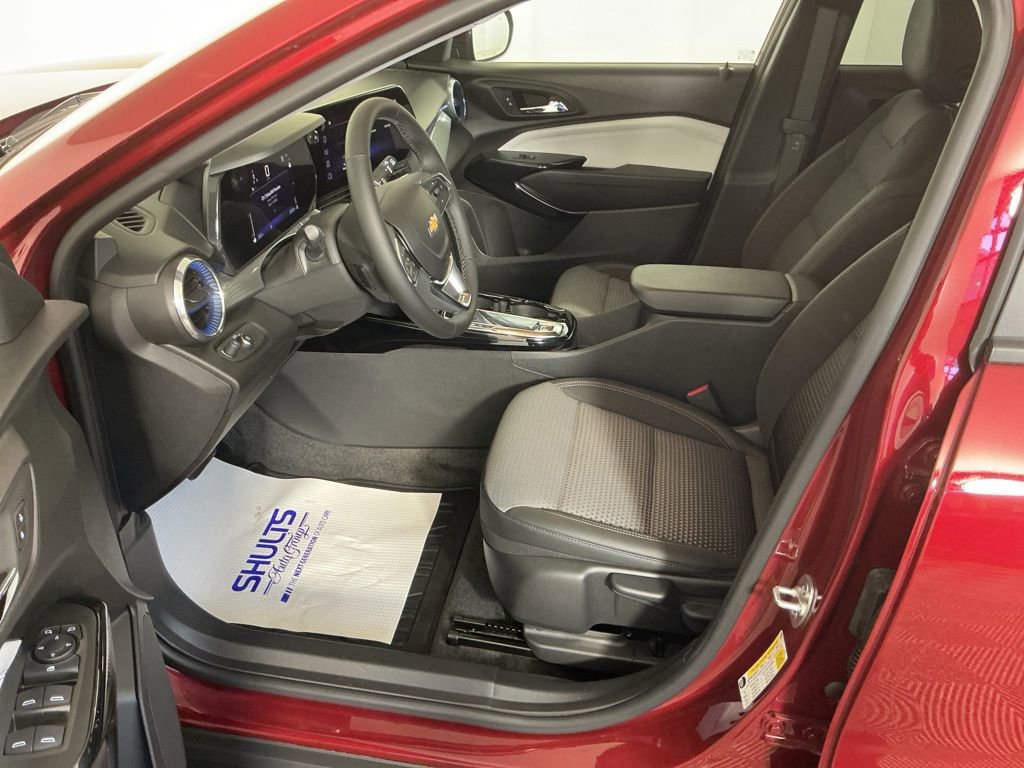 Used 2025 Chevrolet Trax LT w/ Driver Confidence Package image 14