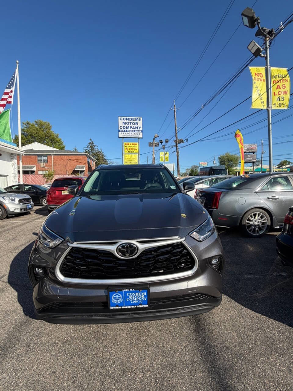 Used 2021 Toyota Highlander XLE AWD/4WD image 3