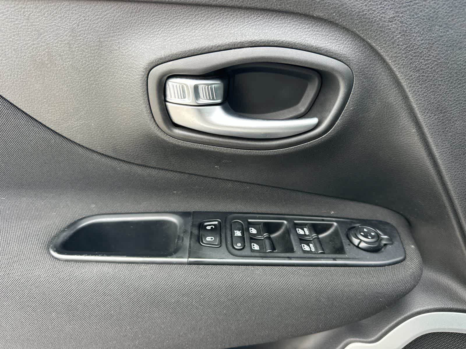 Used 2021 Jeep Renegade Latitude w/ Convenience Group AWD/4WD image 13