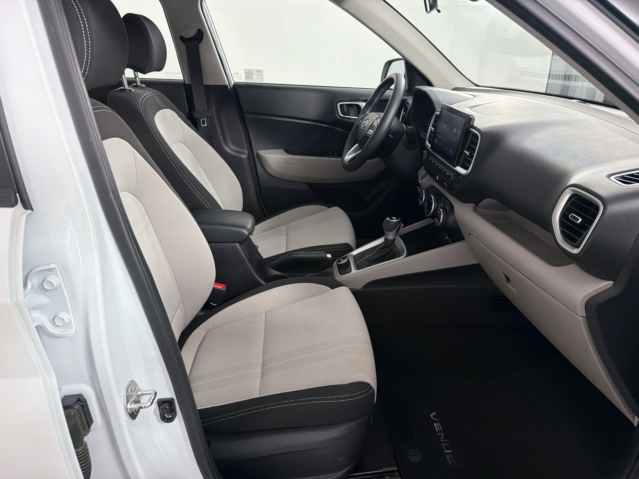 Used 2024 Hyundai Venue SEL FWD image 24