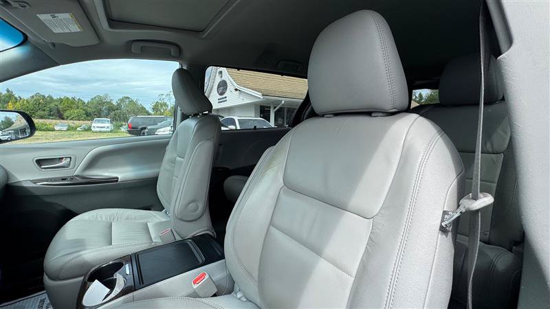 Used 2017 Toyota Sienna XLE w/ XLE Navigation Package FWD image 32