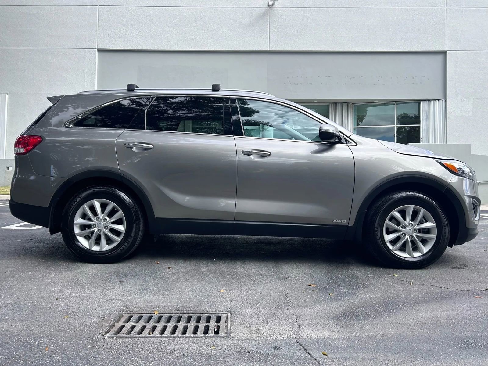 Used 2017 Kia Sorento LX w/ LX Convenience Package image 4