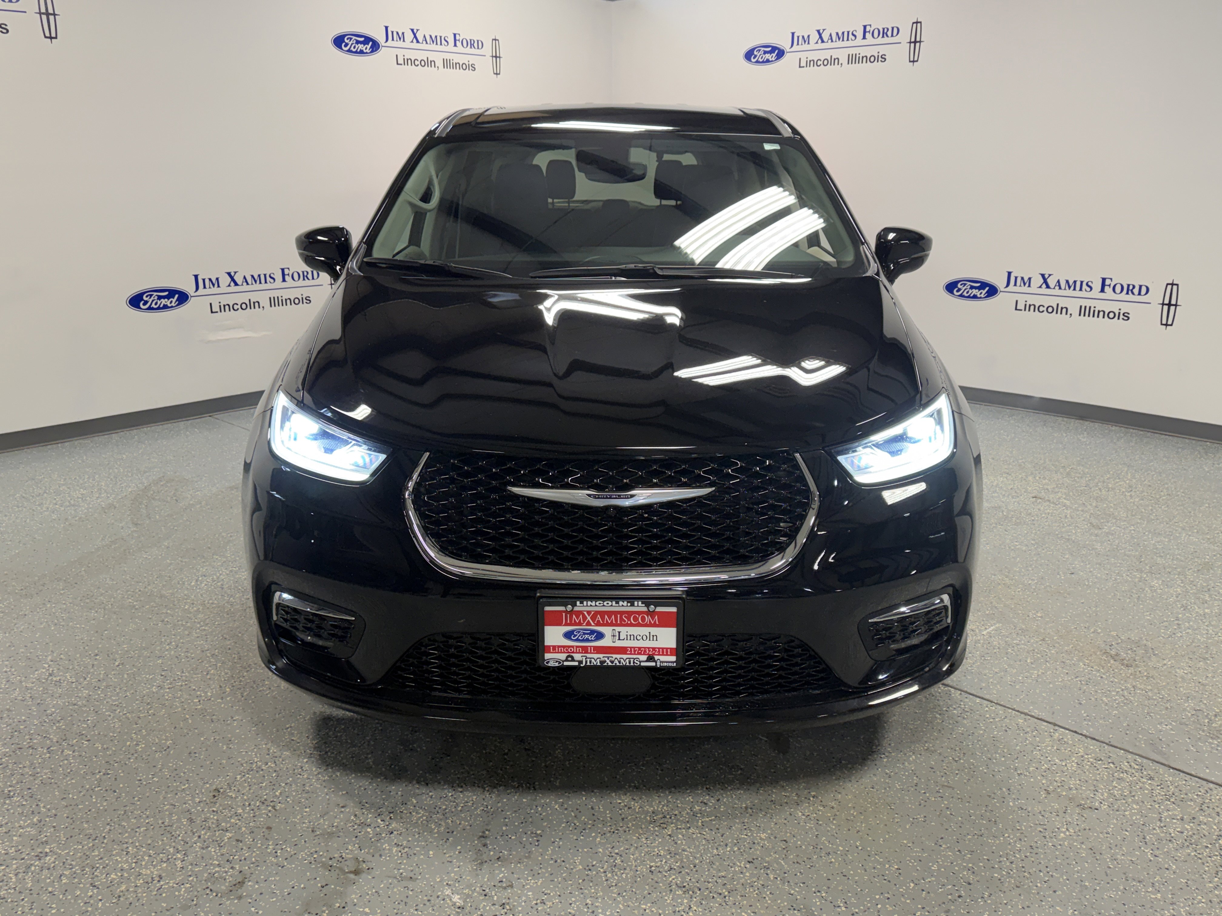 Used 2024 Chrysler Pacifica Touring-L image 2