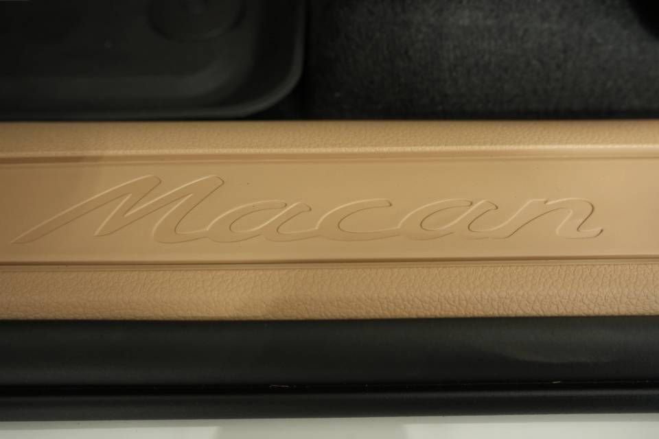 Certified 2025 Porsche Macan AWD/4WD image 32