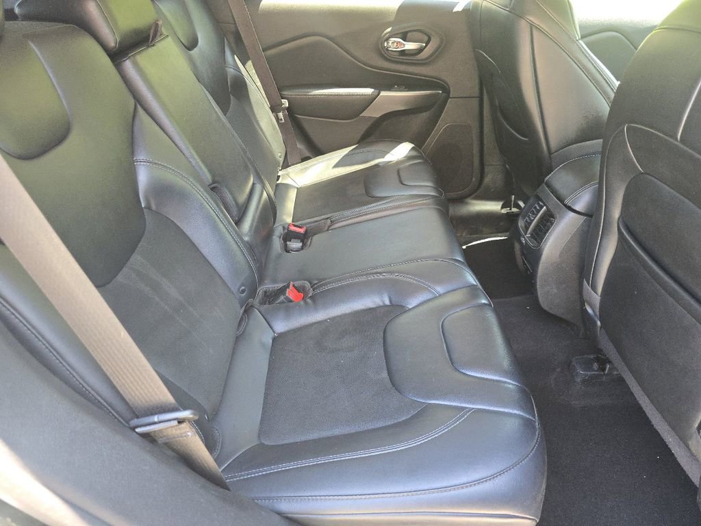 Used 2019 Jeep Cherokee Latitude Plus w/ Cold Weather Group AWD/4WD image 16