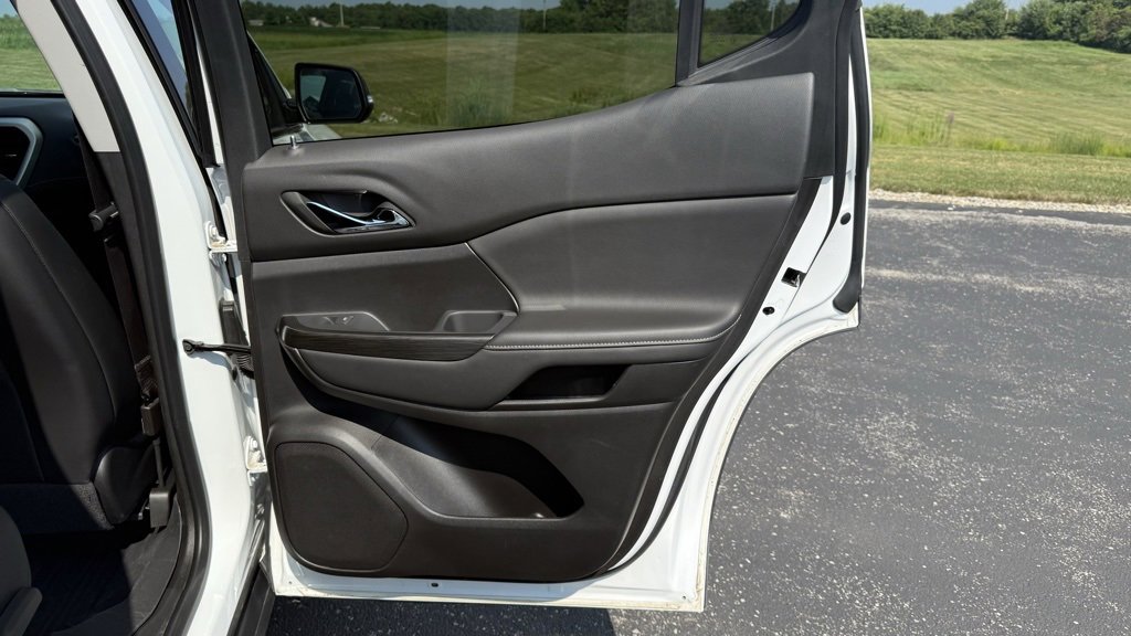 Used 2023 GMC Acadia SLT w/ Elevation Edition image 16