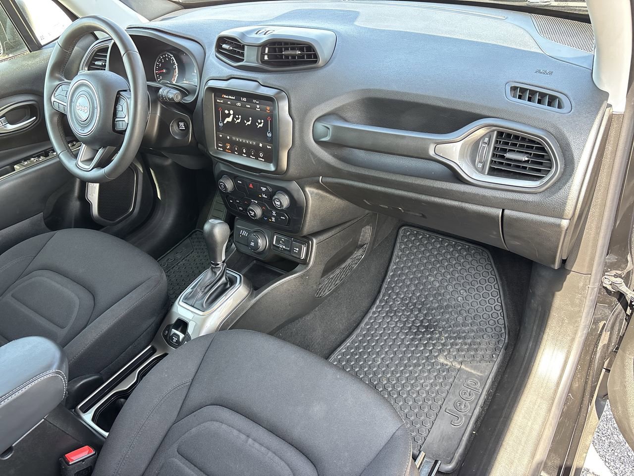 Used 2022 Jeep Renegade Latitude image 11