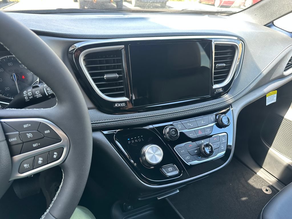 New 2027 Chrysler Pacifica Select FWD image 3