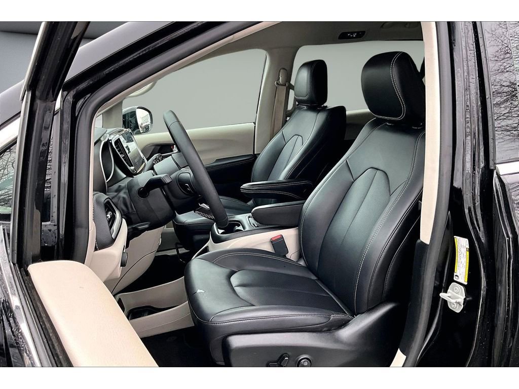 Certified 2024 Chrysler Pacifica Select image 22