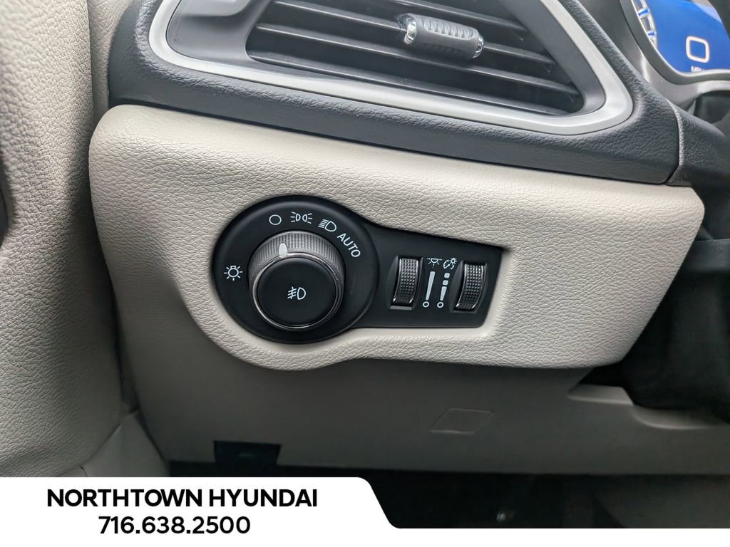 Used 2024 Chrysler Pacifica Touring-L image 30