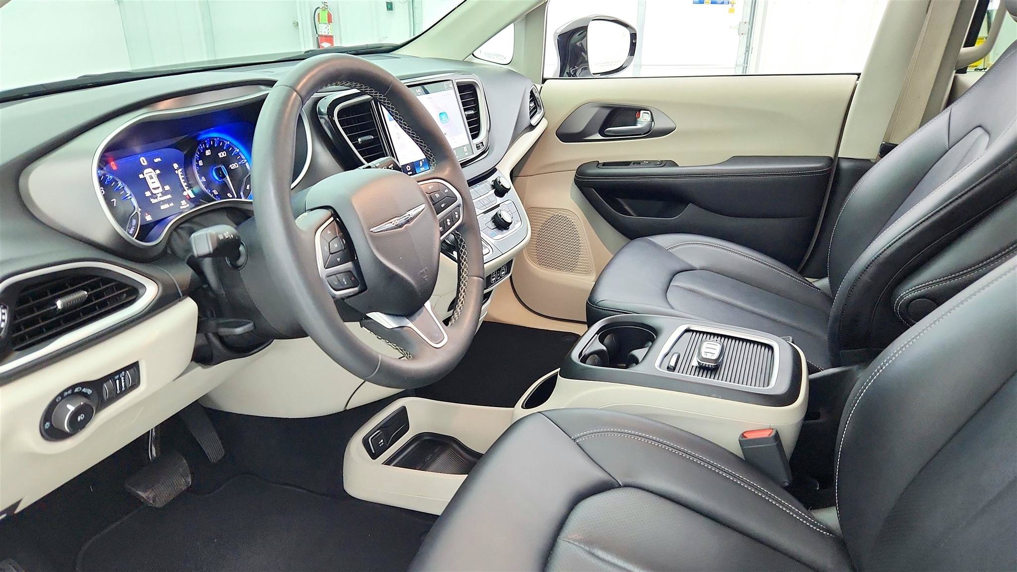 Used 2024 Chrysler Pacifica Touring-L FWD image 9