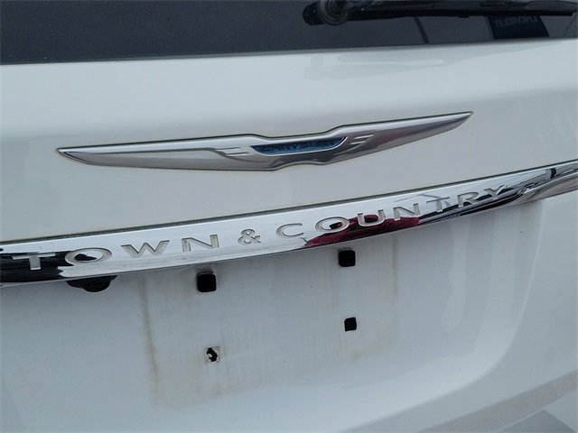 Used 2014 Chrysler Town & Country Limited image 8