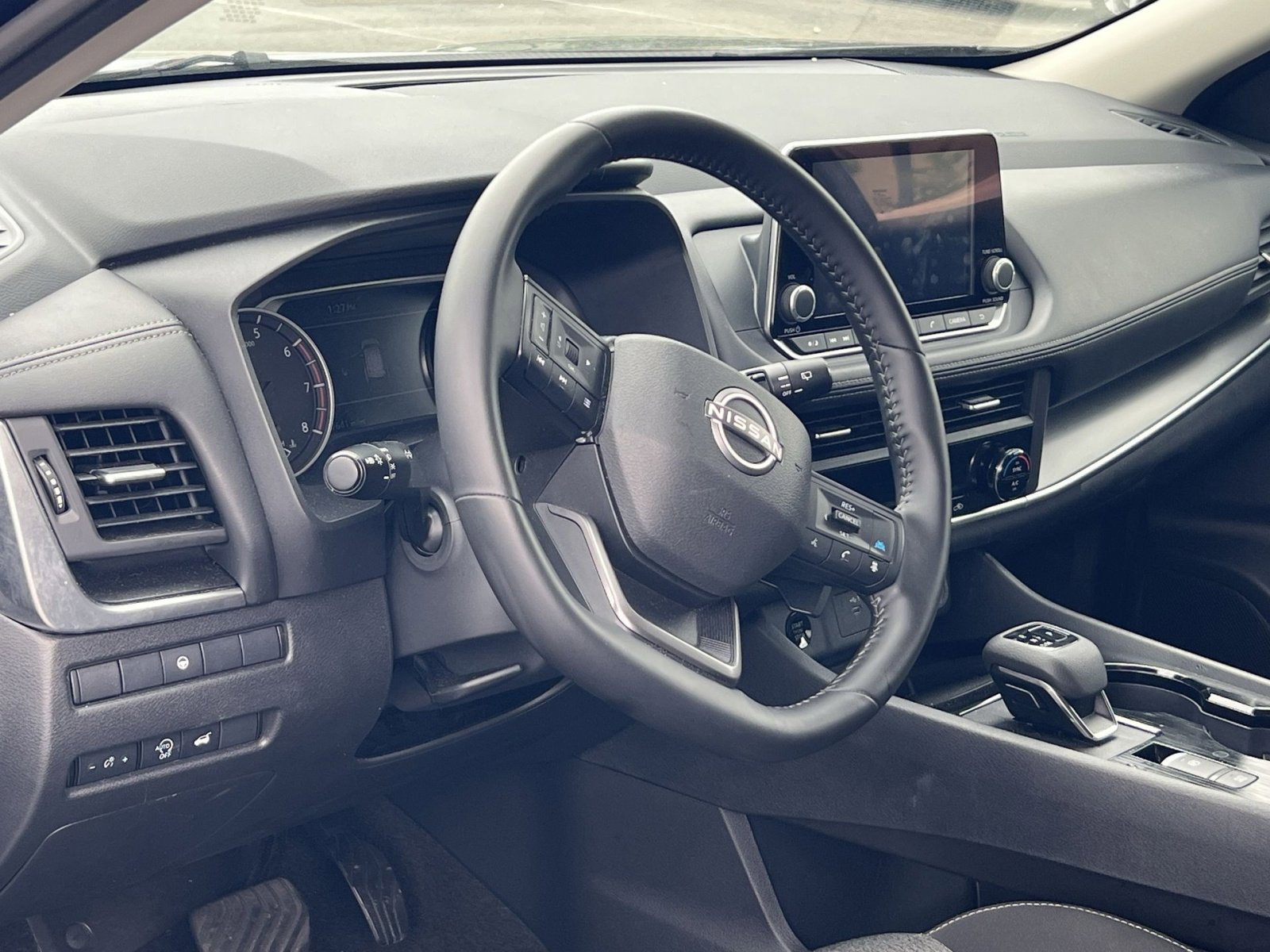 Used 2025 Nissan Rogue SV FWD image 15