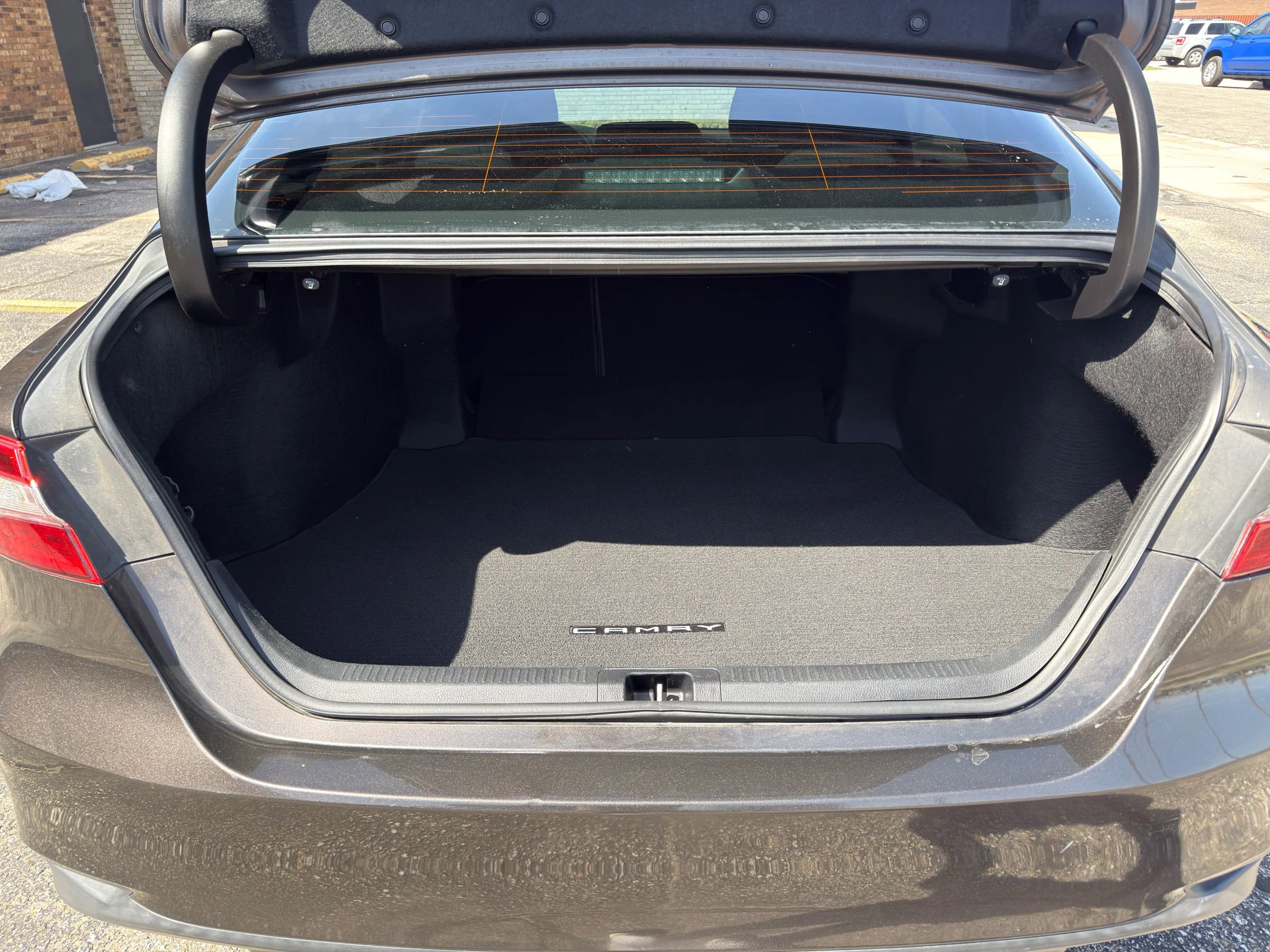 Used 2018 Toyota Camry LE image 6