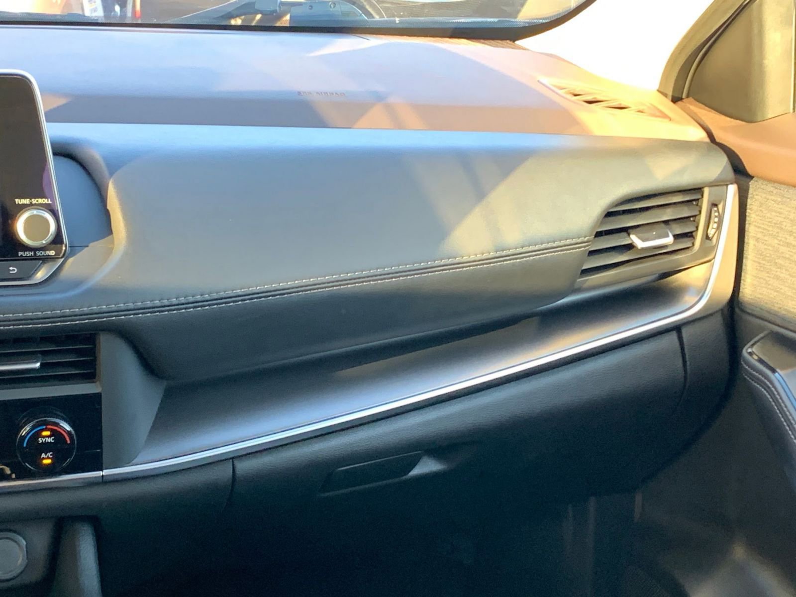 Used 2023 Nissan Rogue SV image 35