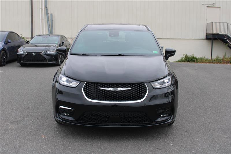 Used 2024 Chrysler Pacifica Touring image 3