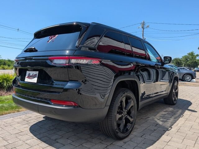 Used 2024 Jeep Grand Cherokee Limited w/ Black Appearance Package AWD/4WD image 5