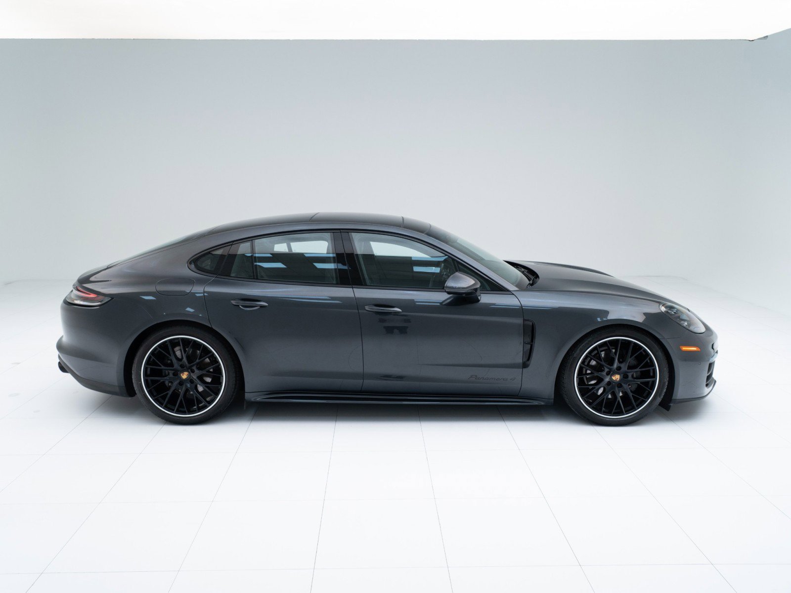 Certified 2022 Porsche Panamera 4 Platinum Edition image 8