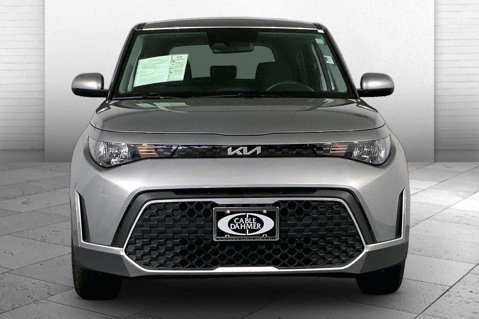 Used 2025 Kia Soul LX w/ LX Technology Package FWD image 2