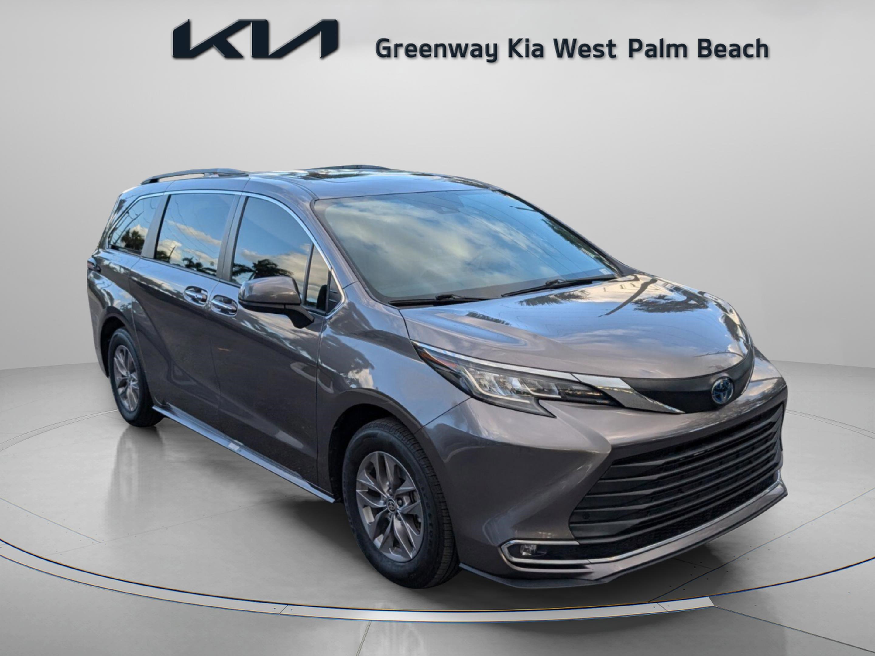 Used 2023 Toyota Sienna XLE image 2
