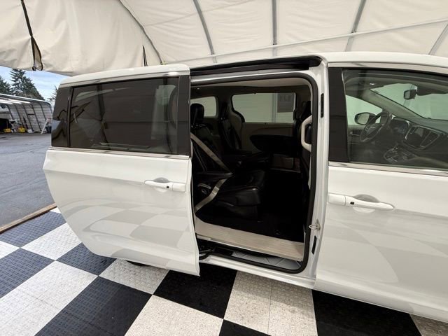 Used 2023 Chrysler Pacifica Touring-L image 26