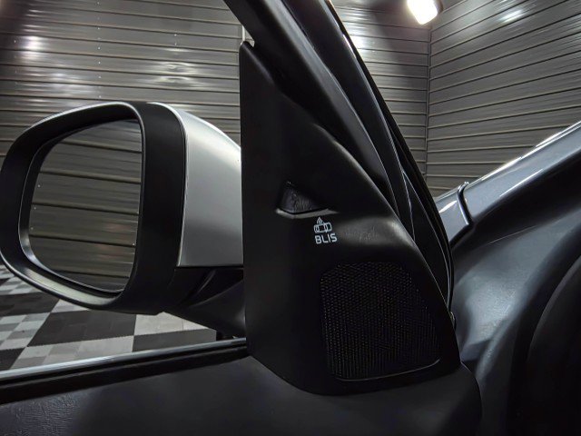 Used 2018 Volvo V60 T6 R-Design Platinum image 36