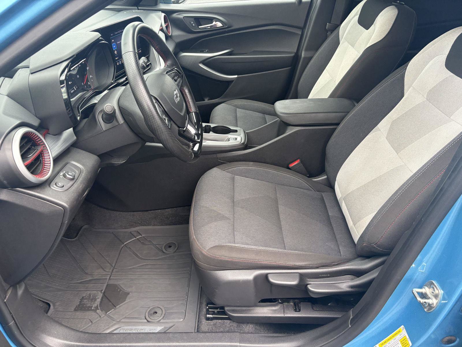 Used 2025 Chevrolet Trax RS w/ Driver Confidence Package FWD image 4