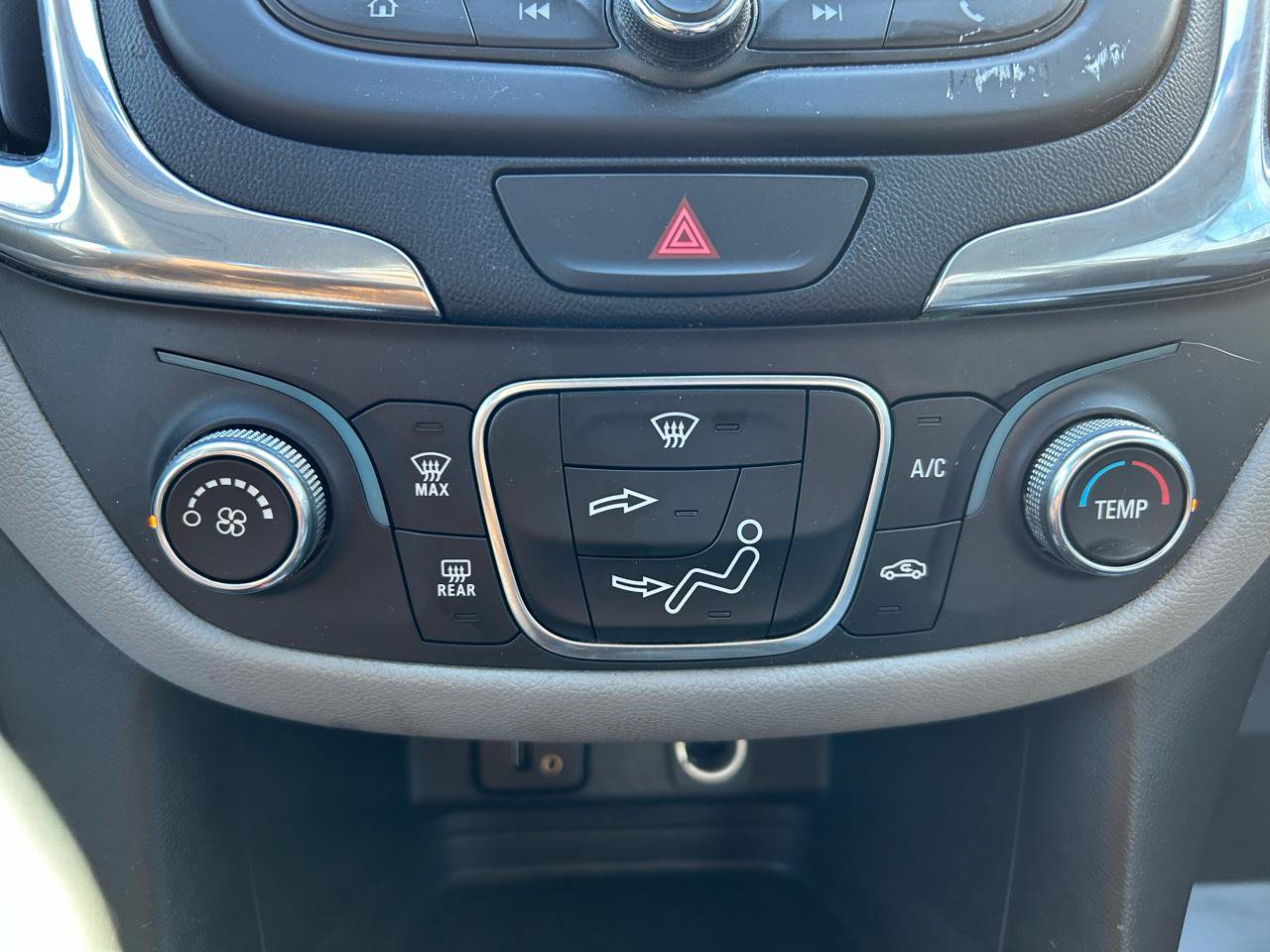 Used 2018 Chevrolet Equinox LS FWD image 24