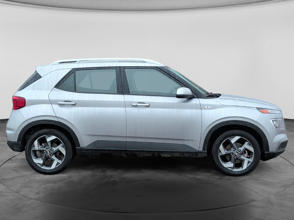 Used 2025 Hyundai Venue SEL FWD image 8
