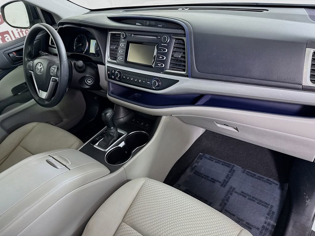 Used 2016 Toyota Highlander LE image 30