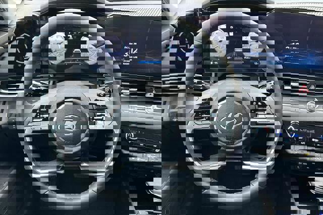 New 2025 Hyundai Elantra SEL image 11