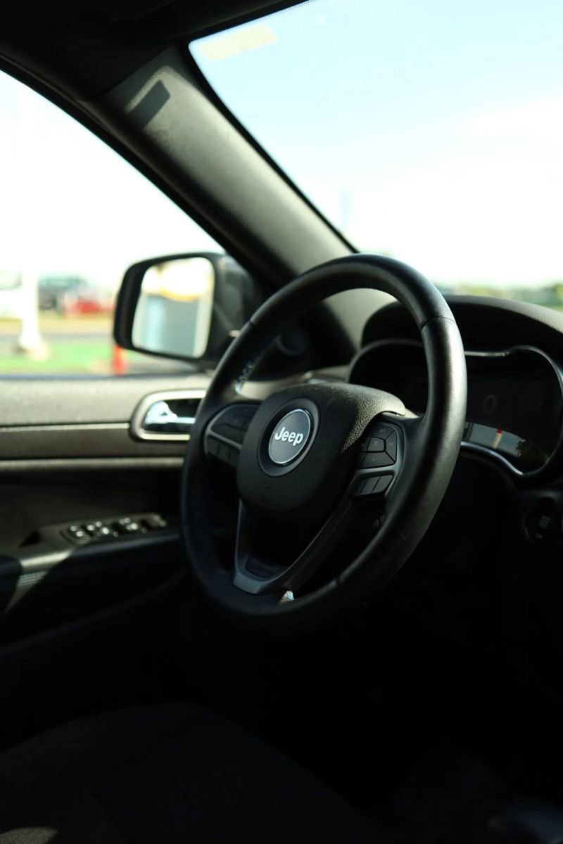 Used 2018 Jeep Grand Cherokee Laredo image 40