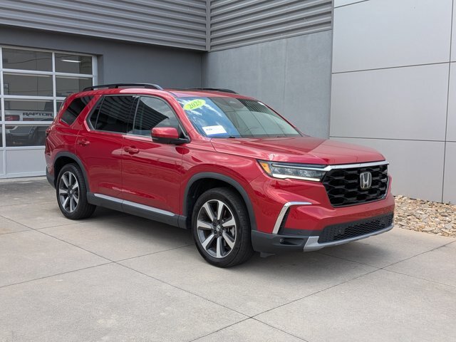 Used 2025 Honda Pilot Touring image 2