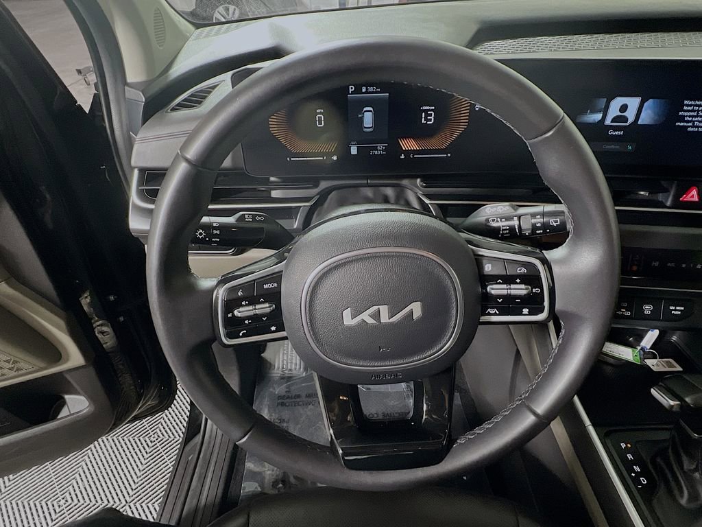 Used 2025 Kia Carnival FWD image 10